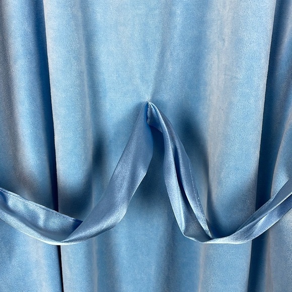 Victoria's Secret cozy 2 pocket soft short robe with attached belt Size Medium - Picture 8 of 10